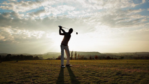 夕阳下打高尔夫球的男人13秒视频