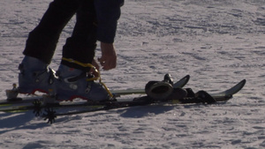 准备滑雪系好靴子19秒视频