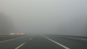 下大雾的早晨在高速公路上开车14秒视频