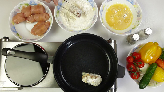 女性在平底锅制作鸡肉卷视频