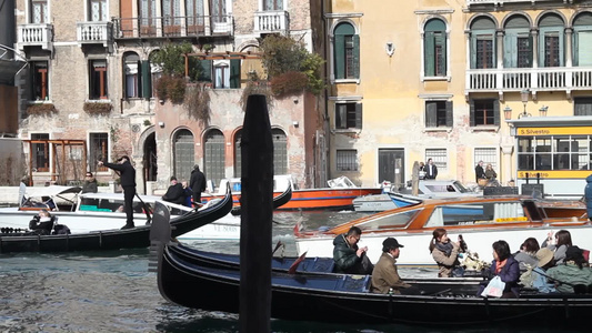威尼斯运河上的游船视频
