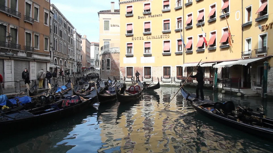 威尼斯水面上运载的小船视频