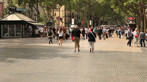 巴塞罗那城镇行走的人群7秒视频