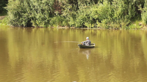 河面撑船钓鱼上的渔夫12秒视频