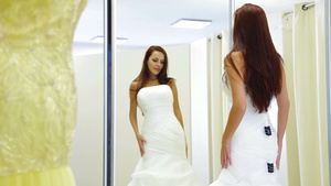 在精品店试穿婚纱的优雅新娘21秒视频
