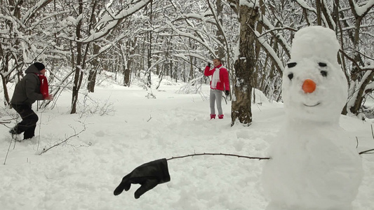 打雪仗的青年视频