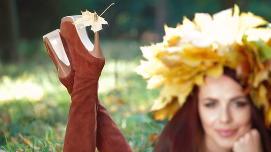 女性穿着高跟鞋在秋叶下拍照视频