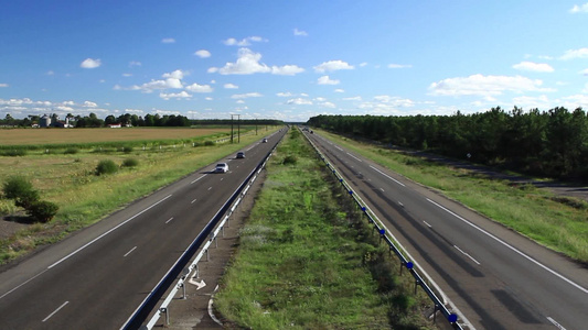 高速公路上行驶的汽车[高等级公路]视频