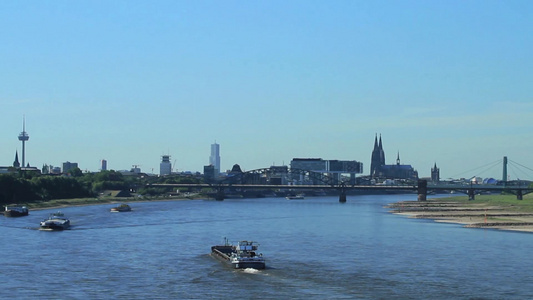 在莱茵河上行驶的货轮视频