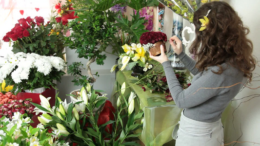 花店里整理花的女人视频