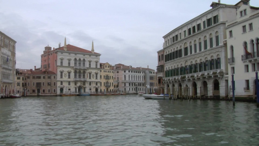 意大利威尼斯大运河旁的建筑视频