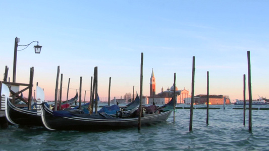 船停泊在威尼斯运河上的游船视频