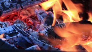 燃烧的木材特写30秒视频