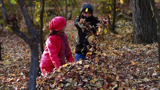秋天女孩在公园里玩树叶视频