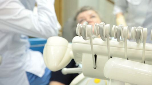 牙科诊所内牙医为病人治疗牙齿视频