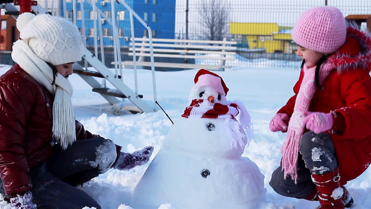 女孩快乐的堆雪人视频