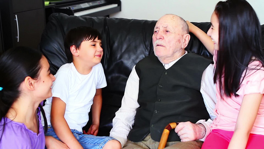 祖父给孙子们讲故事视频