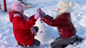 女孩们在雪地里游戏堆雪人21秒视频