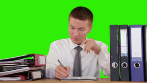 疲惫的商务人士接受更多的工作绿幕29秒视频
