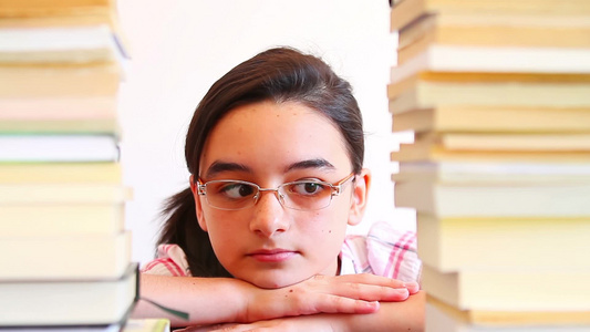 女孩趴在堆满书的桌上[趴到]视频