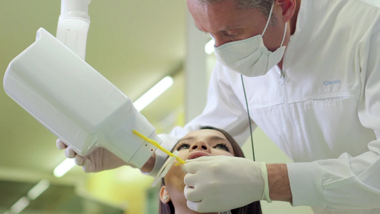 牙医拜访年轻的亚洲妇女在牙科工作室视频