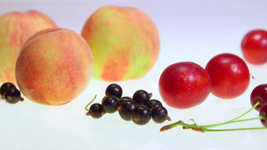 各种新鲜水果和浆果背景特写视频