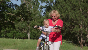 祖母和孙子在公园骑自行车玩得很开心29秒视频