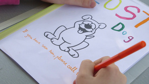 一个孩子的手绘画丢失的宠物19秒视频
