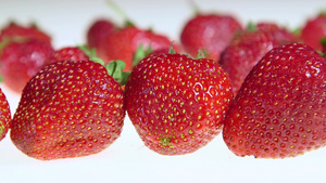 新鲜草莓水果背景特写24秒视频
