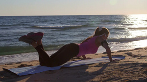 日落时在沙滩上健身的女孩17秒视频