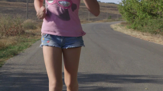 夏天沿着乡间小路跑步的女孩[依靠]视频