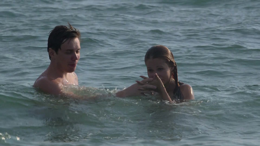 男孩和女孩在水中玩耍视频