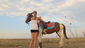 女孩骑马穿过田野20秒视频
