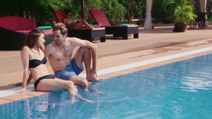 泳池边上度假的情侣15秒视频
