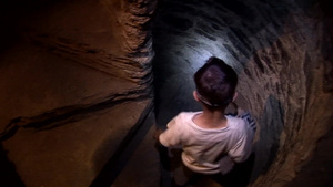 沿着楼梯下楼探险的小男孩7秒视频