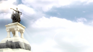 英雄纪念碑与时间流逝的云彩和阳光15秒视频