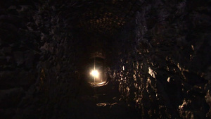 孩子们打着手电筒在漆黑的石洞里探索18秒视频