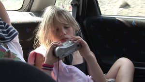 坐在汽车里玩相机的女孩12秒视频