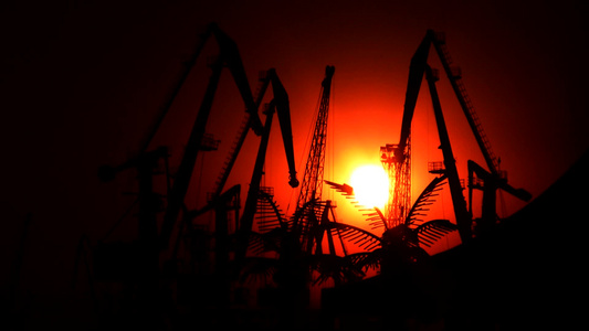 日落时的工业港视频