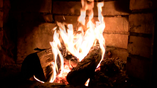 壁炉里燃烧的木炭视频
