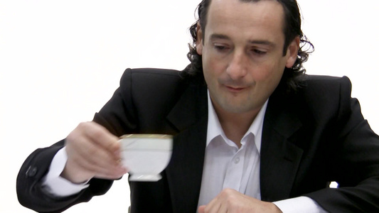 喝咖啡的男人视频