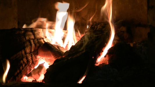 壁炉里燃烧的木炭视频