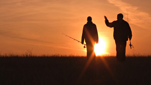 两个男人一起去钓鱼视频