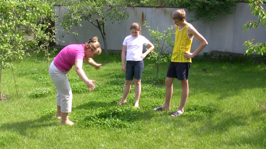 妈妈在院子里给孩子们做示范视频