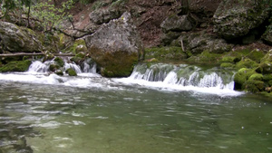 山间的小河流自然风景12秒视频