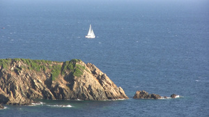 意大利撒丁岛平静的地中海上漂浮着一艘帆船7秒视频