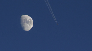 深蓝月空中滑翔的喷气机18秒视频