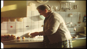 8mm老胶片机拍摄的厨房削水果的老人影像7秒视频
