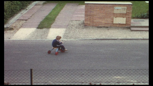 大街上骑三轮车的小男孩5秒视频