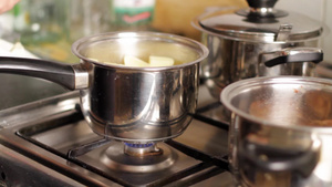 黄油和土豆一起放在锅里煮16秒视频